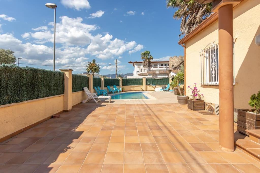 S46-Casa De Vacaciones Climatizada Con Piscina, En El Centro Junto Al Mar, Barbacoa Y Wiifi Empuriabrava Eksteriør billede