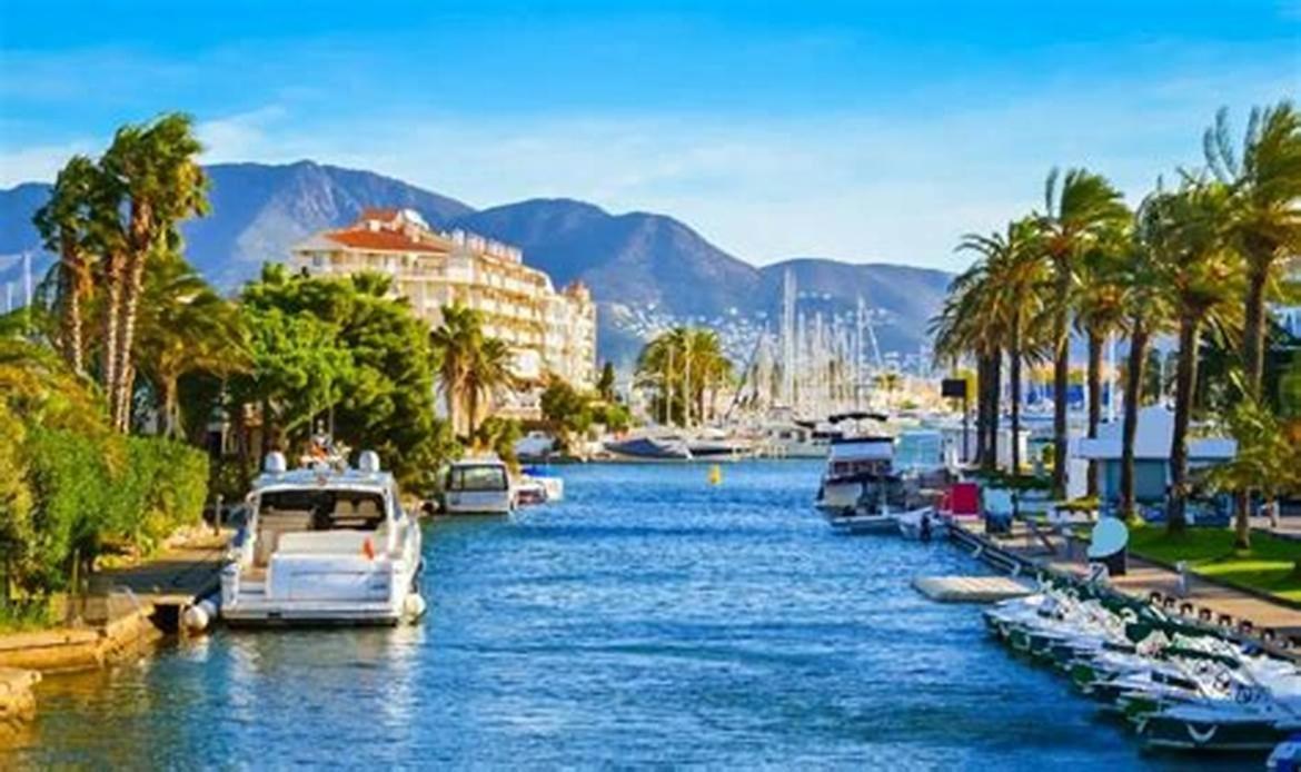 S46-Casa De Vacaciones Climatizada Con Piscina, En El Centro Junto Al Mar, Barbacoa Y Wiifi Empuriabrava Eksteriør billede